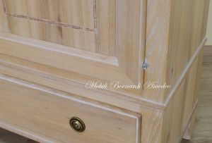 Credenza dispensa in legno massiccio finitura sbiancata - dettaglio della lavorazione artigianale
